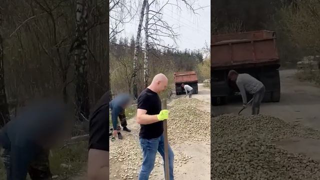 Разочарование и стыд: воронежцы сами принялись засыпать ямы на дороге, невидимые для чиновников смотреть онлайн