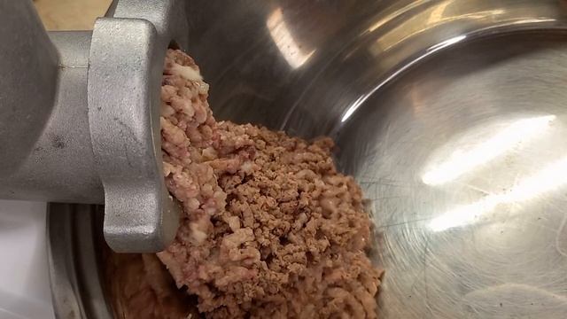 Супер дешевая тушенка из свиной головы. Такая заготовка выручит в любой ситуации. смотреть онлайн