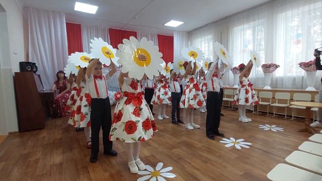 Выпускники 2023 "Ромашковое поле зацвело" смотреть онлайн