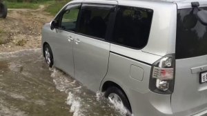 Тест драйв Toyota Voxy через речку)