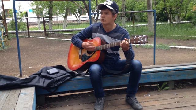 Парень поёт свою песню. Альфонс. смотреть онлайн