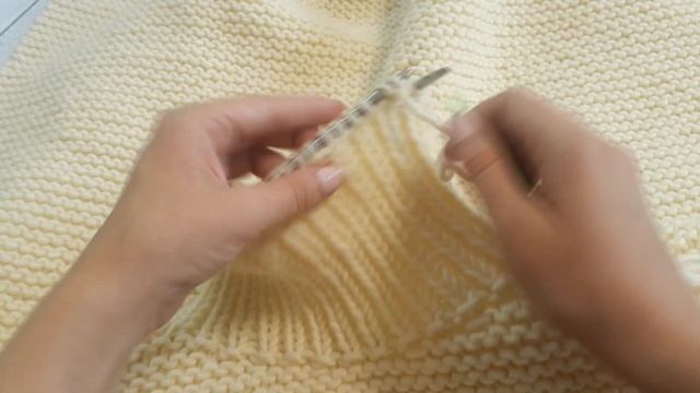 Закрытие петель иглой по кругу, как в наборном крае. Мастер-класс. Вязание спицами смотреть онлайн