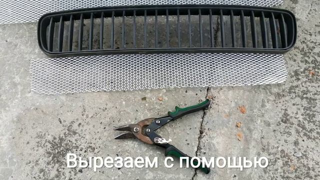 Установка металлической сетки в решётку радиатора. Шкода Фабия смотреть онлайн