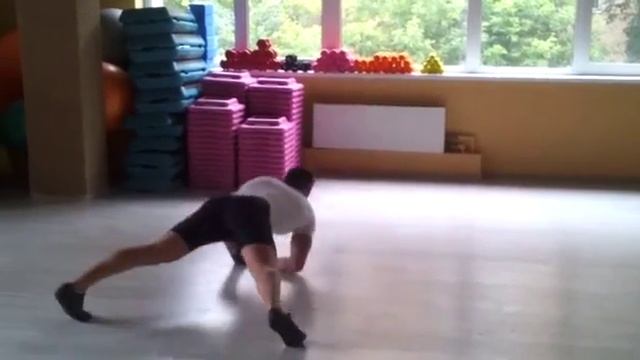 Александр Абрамов готовится к осеннему сезону в Ultimate GYM! смотреть онлайн