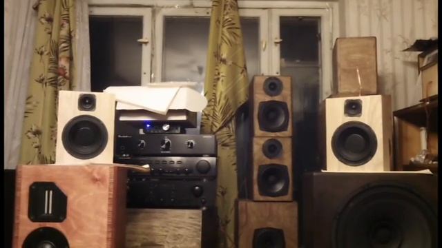 маленькие колонки играют хард рок, Дип Перпл смотреть онлайн