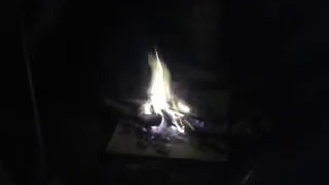 Хиппи Луни Балуни играет на флейте у костра на Канарах смотреть онлайн