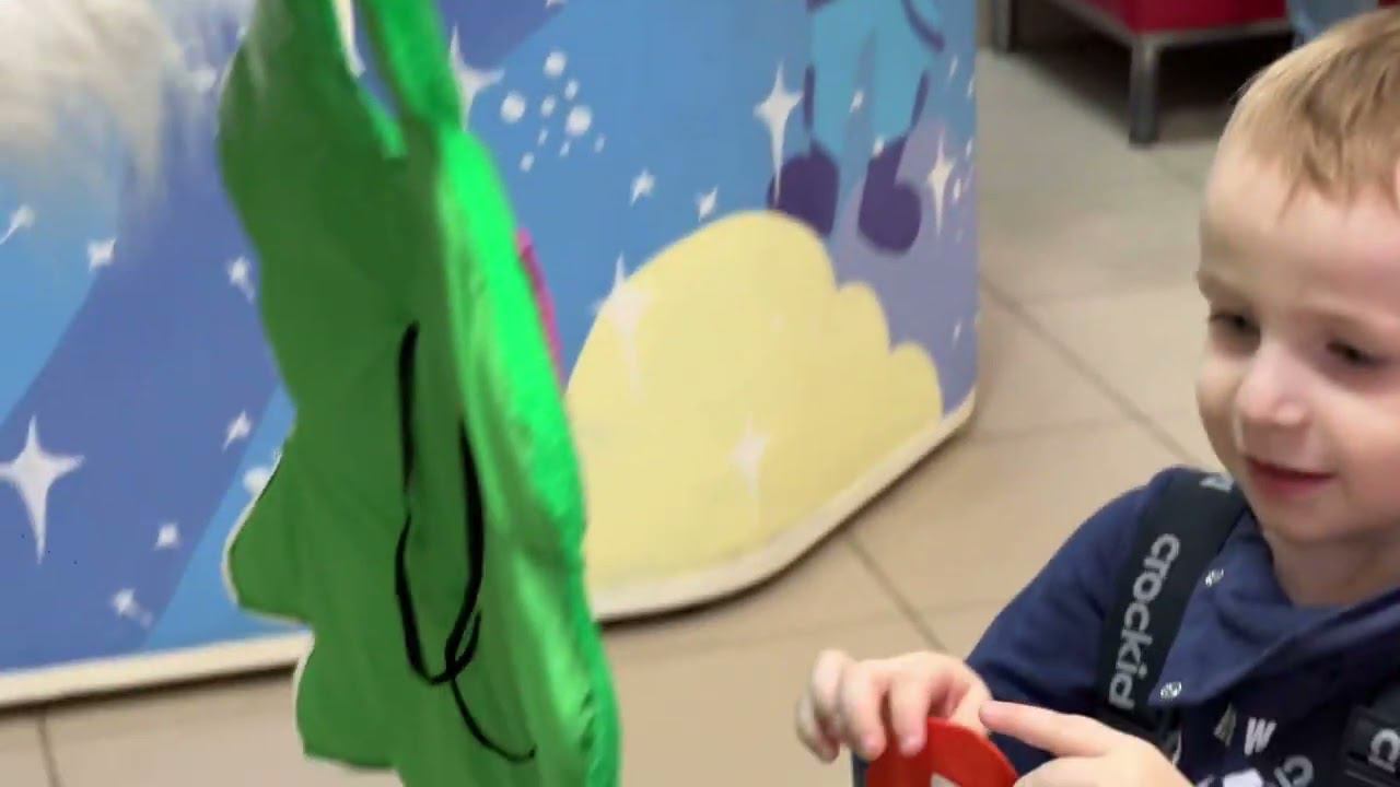 Дед Мороз и Снегурочка в поликлинике на Митирева смотреть онлайн