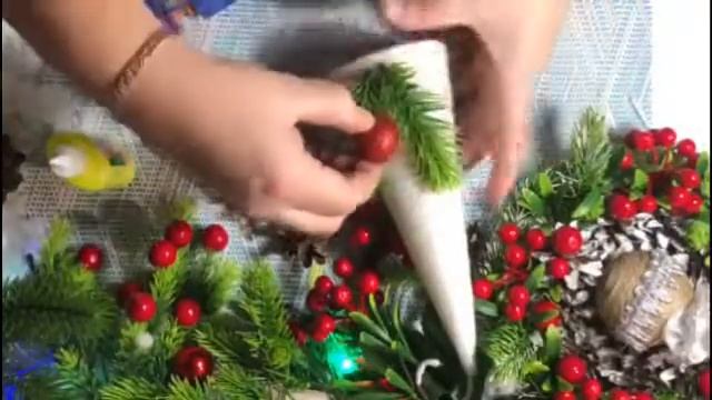 ЕЛКА СВОИМИ РУКАМИ. НОВОГОДНИЕ ПОДЕЛКИ В ШКОЛУ / ДЕТСКИЙ САД. DIY Christmas Tree смотреть онлайн
