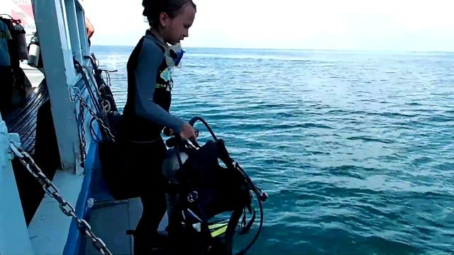 Как дети погружаются с аквалангом | Scuba Diving for Juniors | Pattaya Divers смотреть онлайн