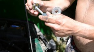 Как заменить пробку в блоке не снимая двигателя в ВАЗ  21099