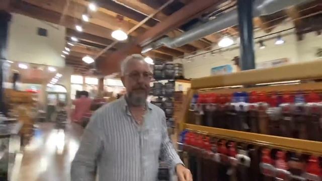 Даллас, Техас. С чего все начинается здесь. Ковбойские шляпы, сапоги казаки, ремни с пряжками. смотреть онлайн