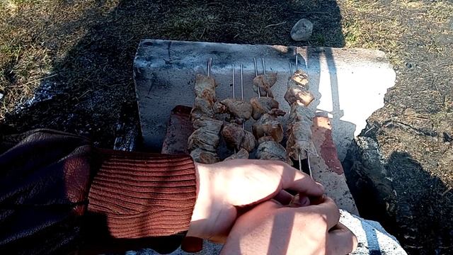 Женский Шашлык СССР готовит девушка рецепт способ приготовления Советского Шашлыка кирпичах дровах смотреть онлайн