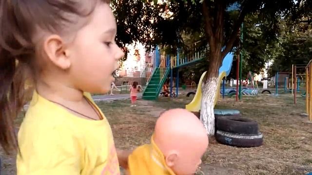 Ксюша КАК МАМА для кукол Беби Бон! УЧИМ ЦВЕТА НА ДЕТСКОЙ ПЛОЩАДКЕ Видео для детей смотреть онлайн
