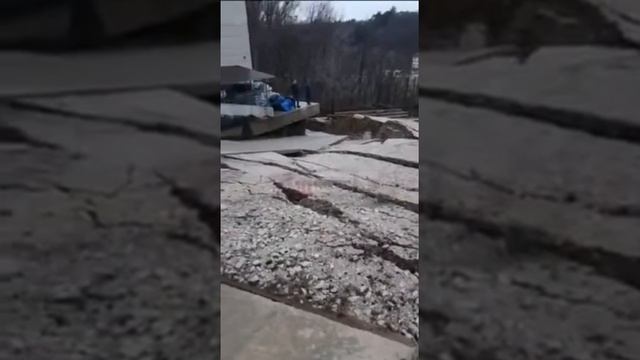 В Сочи потоп смывает автомобили...