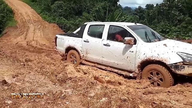 Удивительные навыки вождения на Внедорожниках Mitsubishi Triton Toyota Hilux Isuzu DMAX 4x4 OFF ROAD смотреть онлайн