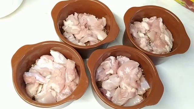 Курица с гречкой в горшочках. смотреть онлайн