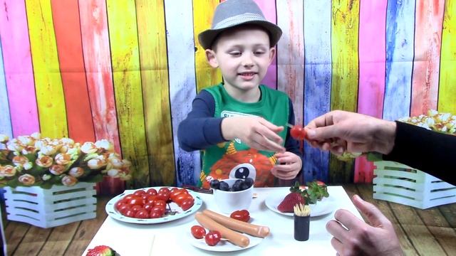 Готовим еду на День Святого Валентина 14 февраля Розы из Клубники Сердечки смотреть онлайн