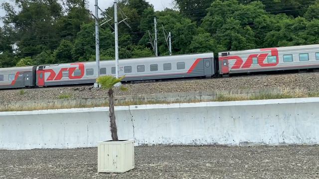 Электровоз 2ЭС4К-114 с поездом №524С Имеретинский курорт (Олимпийский парк)-Екатеринбург! смотреть онлайн