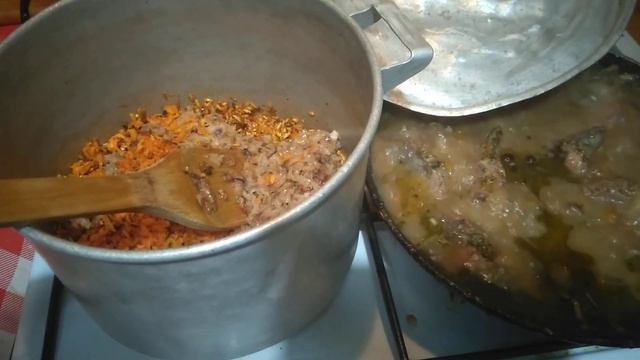 Поджаренный рис на сковороде на масле подсолнечном для азиатского плова. смотреть онлайн