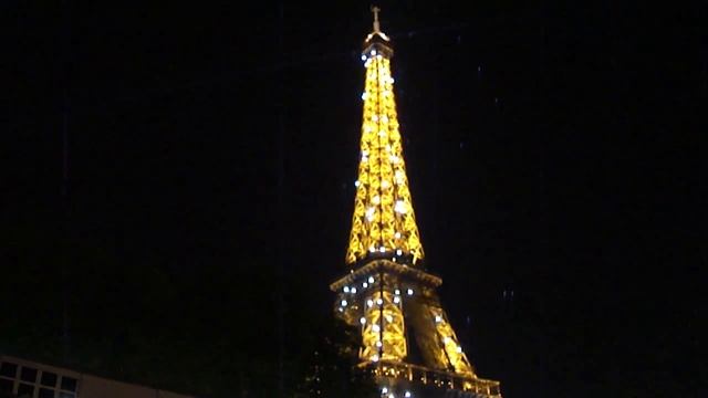 Париж. Как светится Эйфелева башня ночью. Франция смотреть онлайн