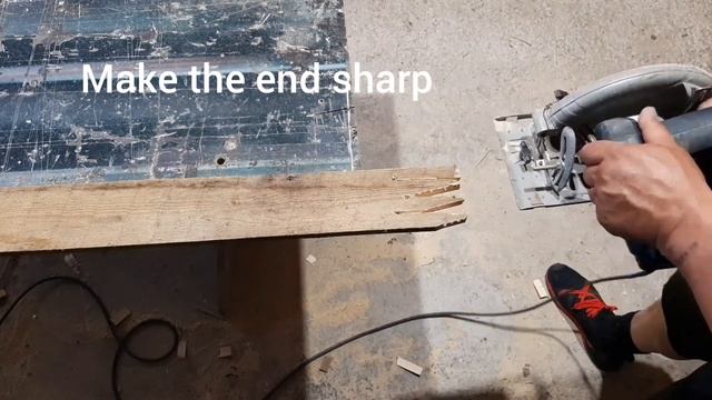 Делаем колышки для подвязки помидор, быстро и доступно. Making wooden stakes your own hands смотреть онлайн