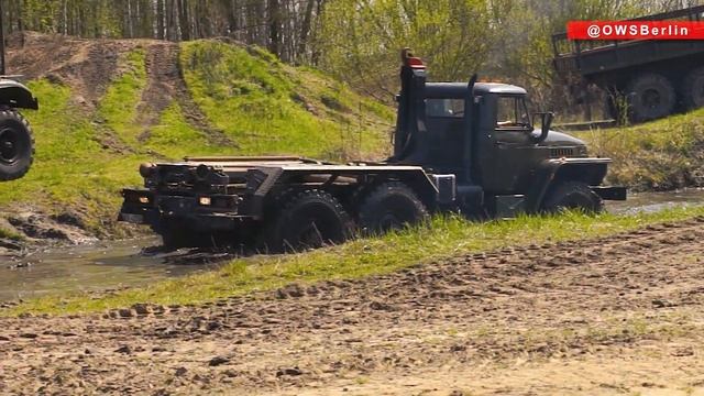 Off-Road Soviet/Russian military truck 6x6 Ural-4320 driving. смотреть онлайн