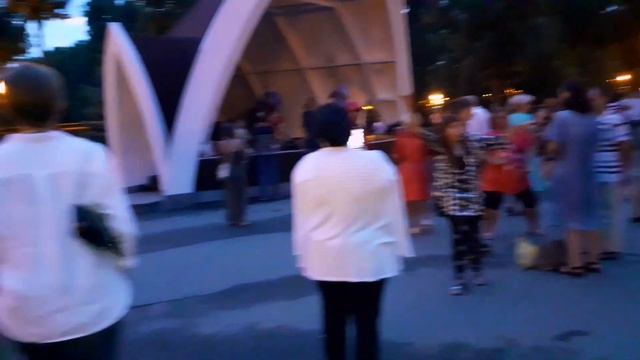 ЛИСТЬЯ ЖЁЛТЫЕ НАД ГОРОДОМ КРУЖАТСЯ! ТАНЦЫ В ПАРКЕ ГОРЬКОГО ХАРЬКОВ смотреть онлайн