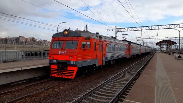ЭЛЕКТРОПОЕЗД ЭТ2М-084 ОТПРАВЛЯЕТСЯ СО ПЛ.ЛЕНИНСКИЙ ПР. смотреть онлайн