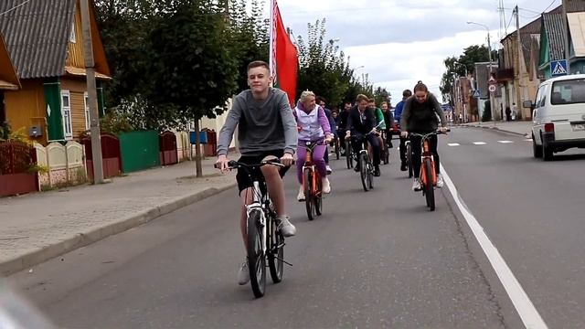 В преддверии Дня народного единства и 20-летия БРСМ на Ивьевщине прошла трудовая велоакция смотреть онлайн