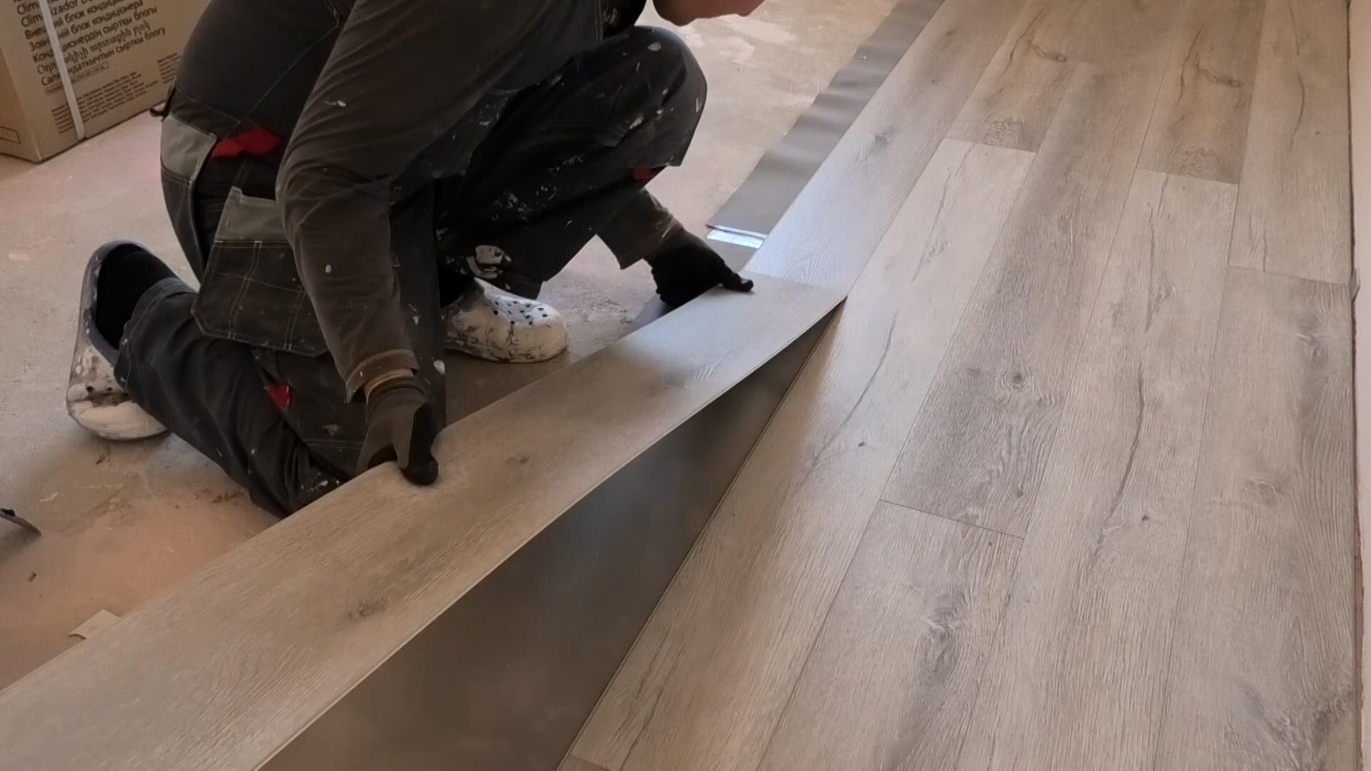 Укладка SPC ламината.