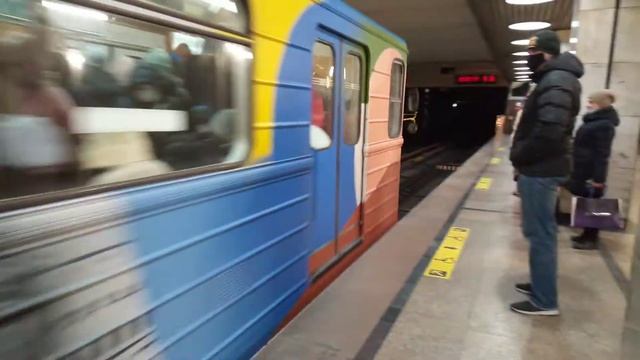 Номерной прибывает на станцию речной вокзал смотреть онлайн