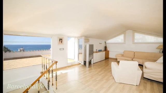 House for sale Barcelona. Real Estate. Счастливый дом, французская семья живет на побережье/ смотреть онлайн
