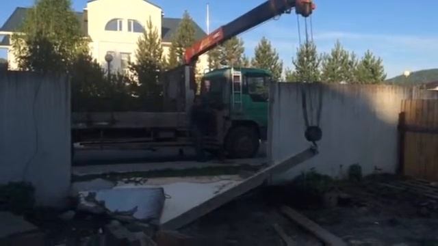 Демонтаж плиты бетонного забора для заезда. Рабочие процессы компании "Основа" смотреть онлайн