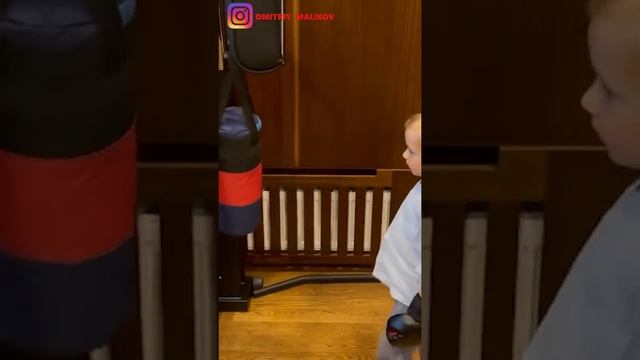 Дмитрий Маликов поделился забавным видео, как его 3 летний сын занимается боксом #Shorts смотреть онлайн