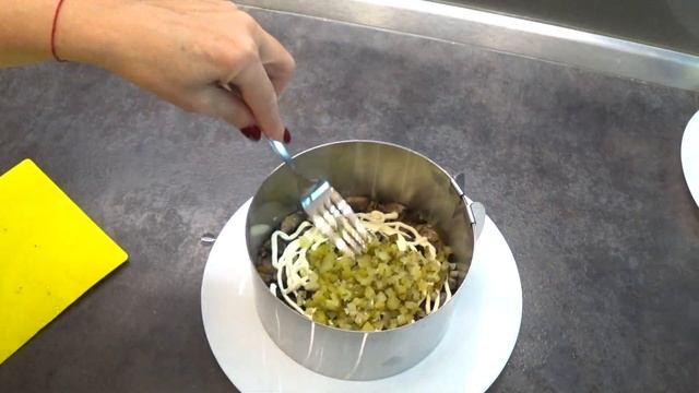 А ВЫ ПРОБОВАЛИ ТАКОЙ САЛАТ ? ПРАЗДНИЧНЫЙ ВКУСНЫЙ САЛАТ НА НОВЫЙ ГОД 2022 ИЗ ЖАРЕНЫХ ШАМПИНЬОНОВ. смотреть онлайн