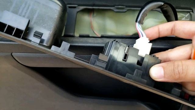 Toyota Aqua/Prius C Door And Window Panel Removal Only