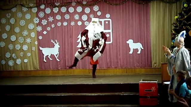 Зажигает Супер Дедушка Мороз,борода из ваты..Кременская школа гимназия. смотреть онлайн