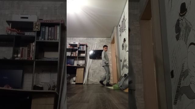 учу танцевать танец Майкла Джексона. иногда с котиком. смотреть онлайн