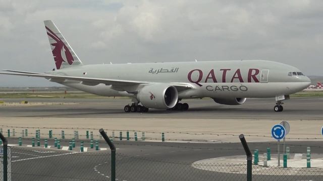 Qatar Cargo Boeing 777-200 A7-BFT Taxing Madrid Barajas LEMD смотреть онлайн
