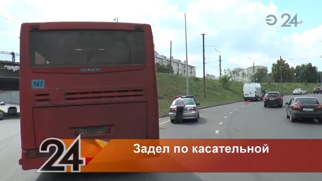 На ул. Арбузова столкнулись пассажирский автобус и Peugeot смотреть онлайн