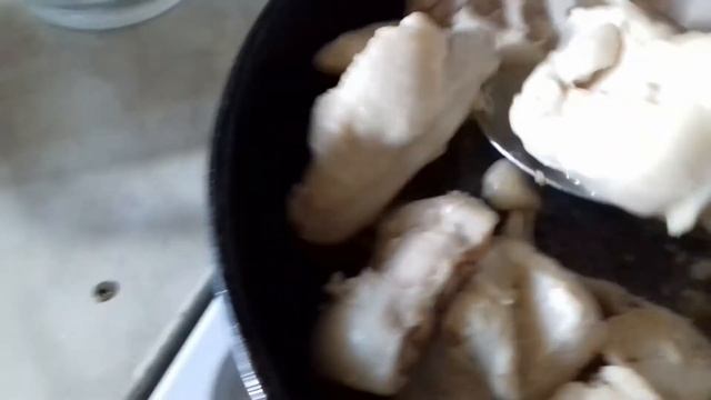 Курица с шампиньонами в сметане/Кухонные дела Надежды #курица_с_шампиньонами смотреть онлайн