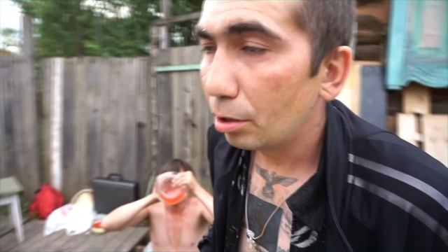 НА ЧТО ГОТОВ МУЖИК РАДИ 500 РУБЛЕЙ | ВЫПИЛИ ПО З ЛИТРА КРОВАВОЙ МЭРИ смотреть онлайн