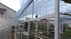 Как  натянуть и закрепить пленку на теплице .