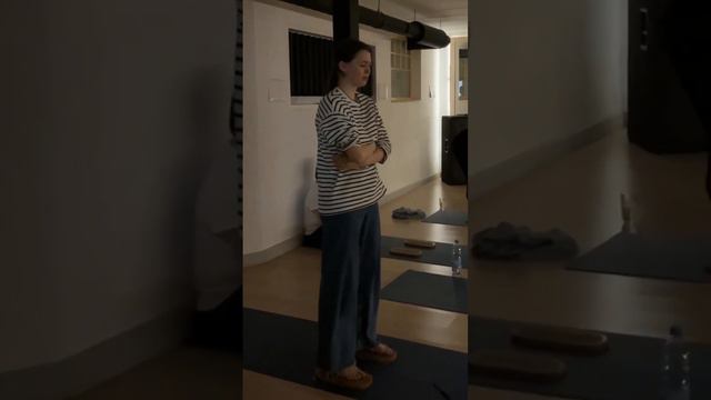 Кристина делиться своим первым опытом стояния на гвоздях😊 смотреть онлайн