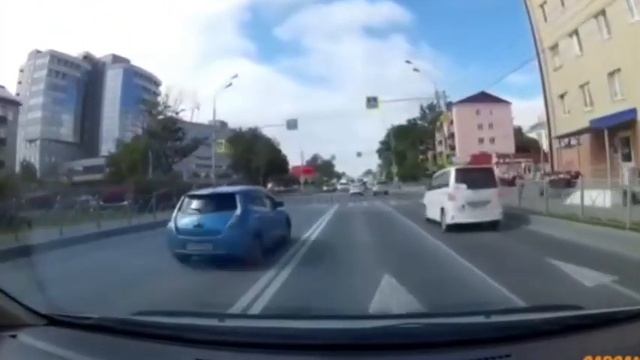 Лихач в Южно-Сахалинске пролетел перекрёсток по встречной полосе смотреть онлайн