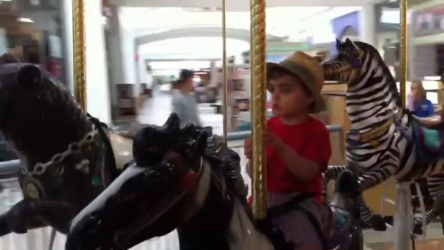 Edward on Mary go around смотреть онлайн