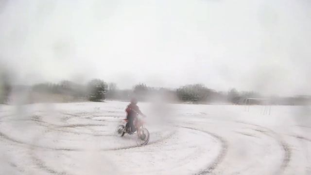 Зимняя покатушка на питбайке.Прицепили ватрушку к IRBIS TTR 250.Даём боком на APOLLO. смотреть онлайн