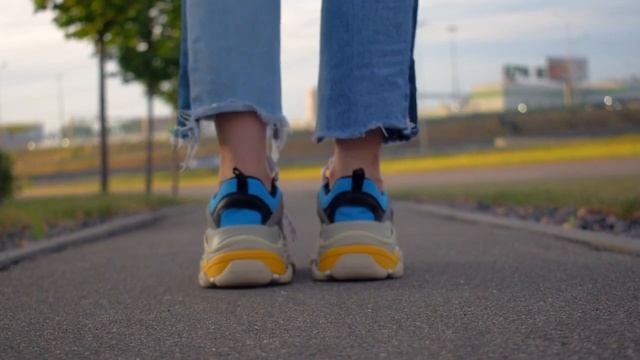Видеообзор на кроссовки Balenciaga Triple s Grey red от магазина Balenciagavip ru смотреть онлайн