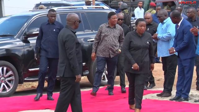 shuhudia Mapokezi murua ya Waziri Mkuu Kassim majaliwa akiwasili kwenye tukio... смотреть онлайн