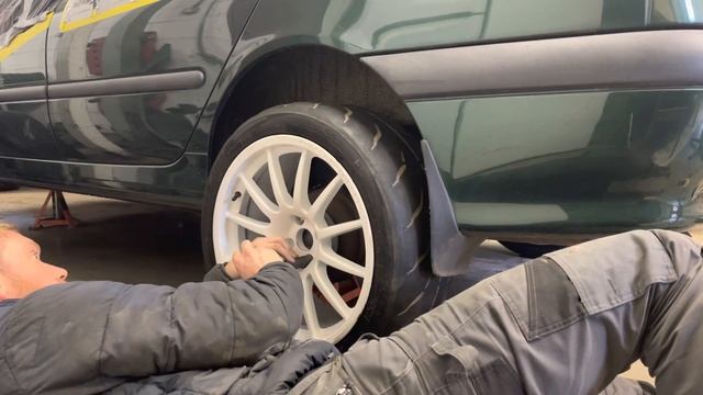 BTCC Super Touring Replica Renault Laguna Gets New Wheels! - Laguna Track Car Ep8 смотреть онлайн